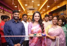 వీవర్స్ ఇండియా లో దక్షిణ్ వీవ్స్ పాప్ ఇన్ స్టోర్ ను ప్రారంభించిన ప్రఖ్యాత యాంకర్ సుమ కనకాల