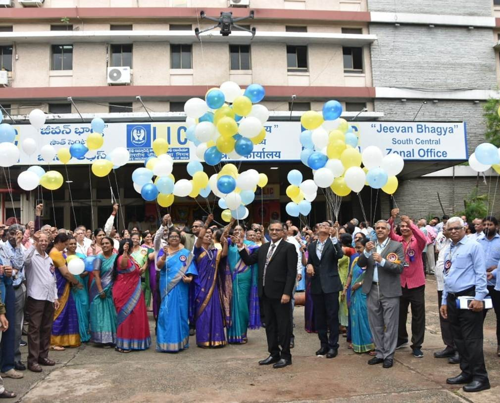 Sri Puneet Kumar, Zonal Manager, LIC, SCZ
releasing balloons marking inauguration of Insurance Week Celebrations
