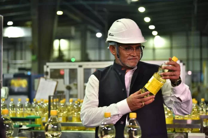 Freedom Oil Campaign Highlights Quality with Factory Visit